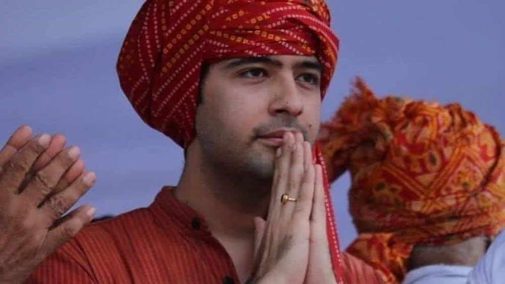 জনৈক তরুণী টুইটারেত্তি আবার এত ইঙ্গিতে বিশ্বাসী নন। তবে তিনি সরাসরি বিয়ের প্রস্তাবও দেননি। বরং বলেছেন, রাঘব যেন আর কাউকে বিয়ে না করেন। তা হলে তাঁর হৃদয় ভেঙে যাবে।