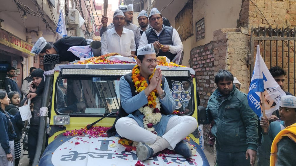 বিয়ের বাজারে চাহিদার তুঙ্গে থাকা রাঘব নিজে কী বলছেন? সলাজ হেসে চেষ্টা করছেন এই প্রসঙ্গ থেকে দূরে থাকার।