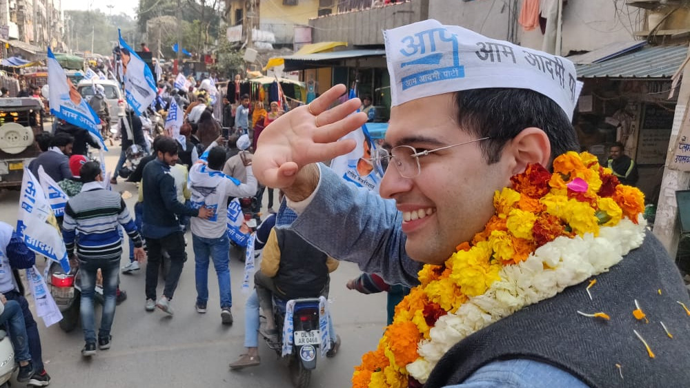 এ বার রাঘবের মূল প্রতিদ্বন্দ্বী ছিলেন বিজেপির প্রবীণ প্রার্থী আর পি সিংহ এবং কংগ্রেসের সর্বকনিষ্ঠ প্রার্থী পঁচিশ বছর বয়সি রকি তুসিদ।