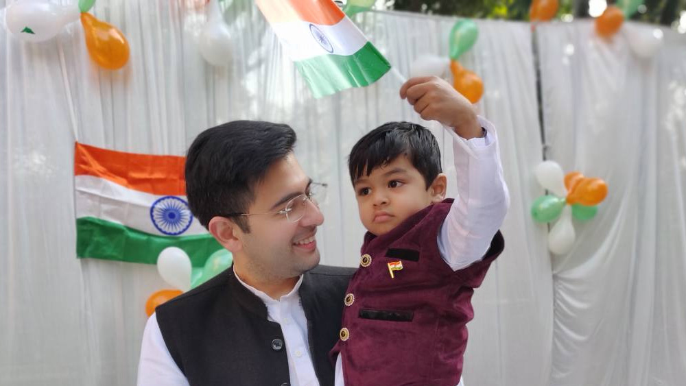 নির্বাচনের পরে আগামী দিনেও কি রাঘবের ক্রাশ-ব্যাঙ্ক বাড়বে ? উত্তর অপেক্ষা করছে আগামী দিনের কাছে।  
(ছবি: আর্কাইভ ও ফেসবুক)