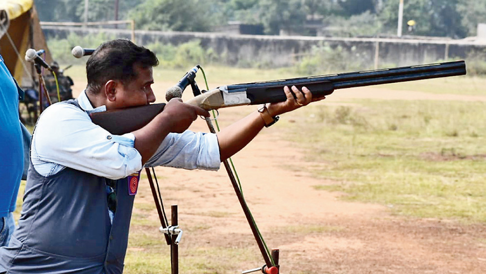  লক্ষ্যভেদ: মেদিনীপুর রাইফেল ক্লাবে ডিসেম্বর মাসে রাজ্যস্তরের এক প্রতিযোগিতায় দিবাকর জানা। ফাইল চিত্র