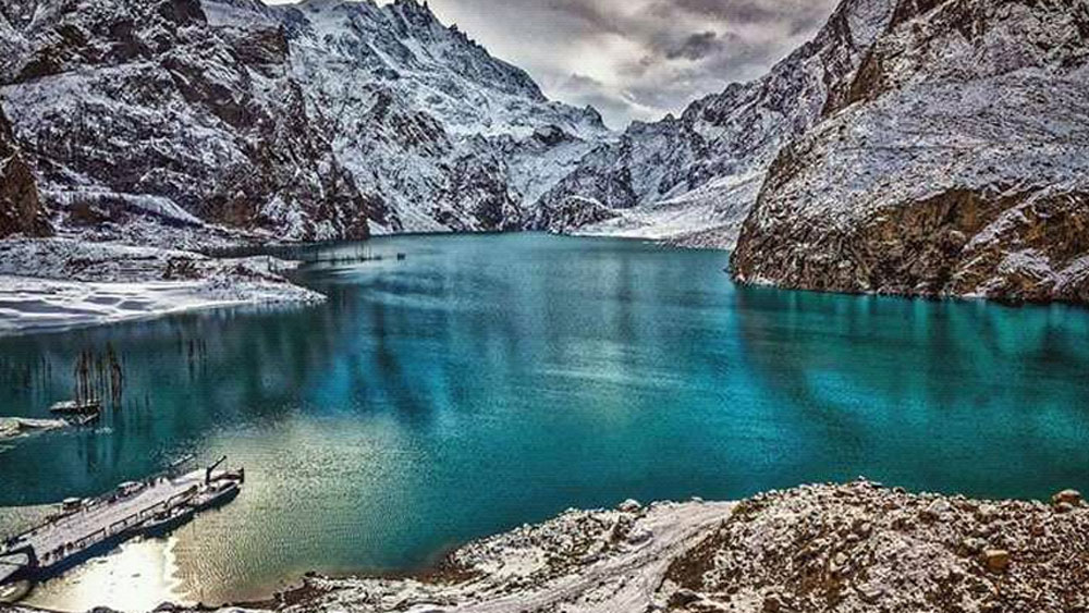 কিন্তু জানেন কি এই মায়াবি লেকের উৎপত্তিতে লুকিয়ে রয়েছে ভয়ানক এক বিপর্যয়। অনেক প্রাণের ‘বিনিময়’ পাহাড়ের বুকে গজিয়ে উঠেছে এই হ্রদ। সেই ইতিহাস জানলে শিহরণ জাগতে বাধ্য।