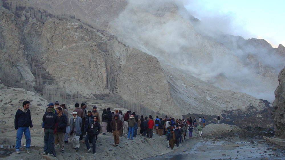 পাক অধিকৃত কাশ্মীরের গিলগিট-বাল্টিস্তানের আত্তাবাদ হ্রদ। খুব বেশিদিন আগের ঘটনা নয়। আজ যেখানে এই মায়াবি হ্রদ নীল জল বিছিয়ে শুয়ে রয়েছে, মাত্র ১০ বছর আগেও সেখানে হ্রদের কোনও চিহ্ন ছিল না।