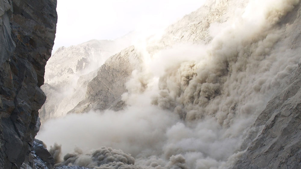 ২০১০ সালে ভয়ানক ভূমিধস হয় এই এলাকায়। চারপাশের কারাকোরাম পর্বত থেকে বিশাল আকারের প্রচুর পাথর হুড়মুড়িয়ে নেমে আসে গ্রামের উপর। মুহূর্তে ধুলিসাৎ হয়ে যায় গোটা গ্রাম।