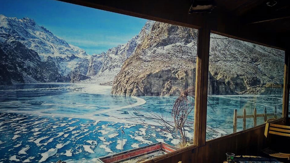 বিশালাকার পাথর হুনজা নদীর গতিপথেও বাধা তৈরি করে। ওই অংশে নদী যেন আচমকাই থমকে দাঁড়িয়ে যায়। প্রাকৃতিক পাথুরে বাঁধ তৈরি হয়ে যায় নদীর গতিপথে।