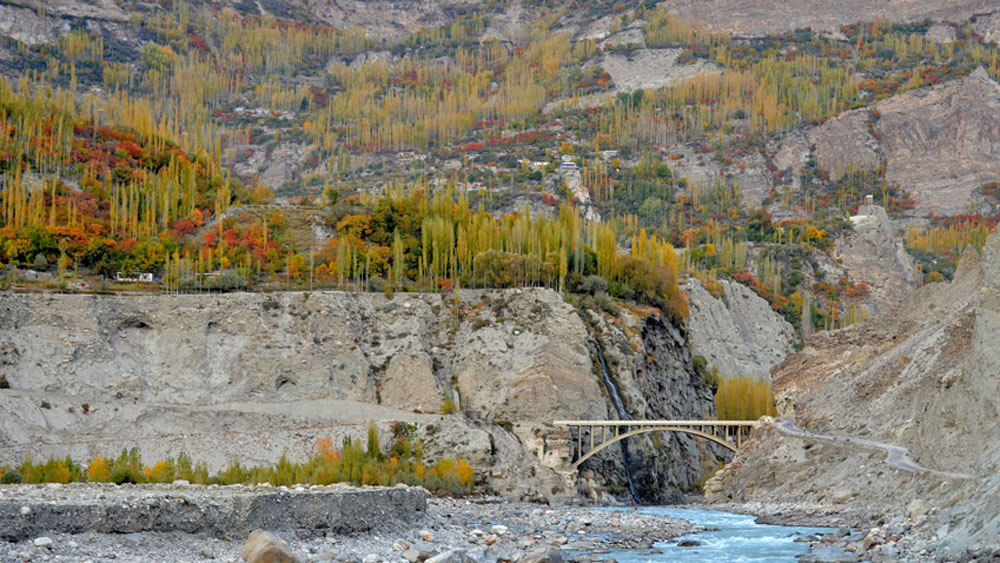 পরিস্থিতি এমন পর্যায়ে পৌঁছেছিল যে, প্রশাসন থেকেও কোনওরকম সাহায্য পাঠানোও সম্ভব হয়নি ওই এলাকায়। একদিকে আবহাওয়া অত্যন্ত খারাপ ছিল, তাই হেলিকপ্টারে ত্রাণ পাঠানো যায়নি। আবার জলের নীচে ডুবে গিয়েছিল কারাকোরাম হাইওয়ের ২৫ কিলোমিটার অংশ। ধ্বংস হয়ে গিয়েছিল ছ’টা সেতু। সে কারণে সড়ক পথেও সাহায্য পাঠানো যায়নি।
