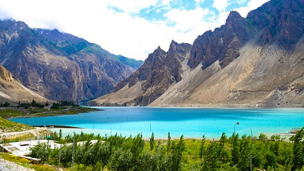 এই ভাবে ২০১০ সালে হুনজা নদীর গতিপথ আটকে সৃষ্টি হয়ে যায় আত্তাবাদ হ্রদের। ২১ বর্গ কিলোমিটার এলাকা জুড়ে বিস্তৃত এই হ্রদ। গভীরতা ১০৯ মিটার।