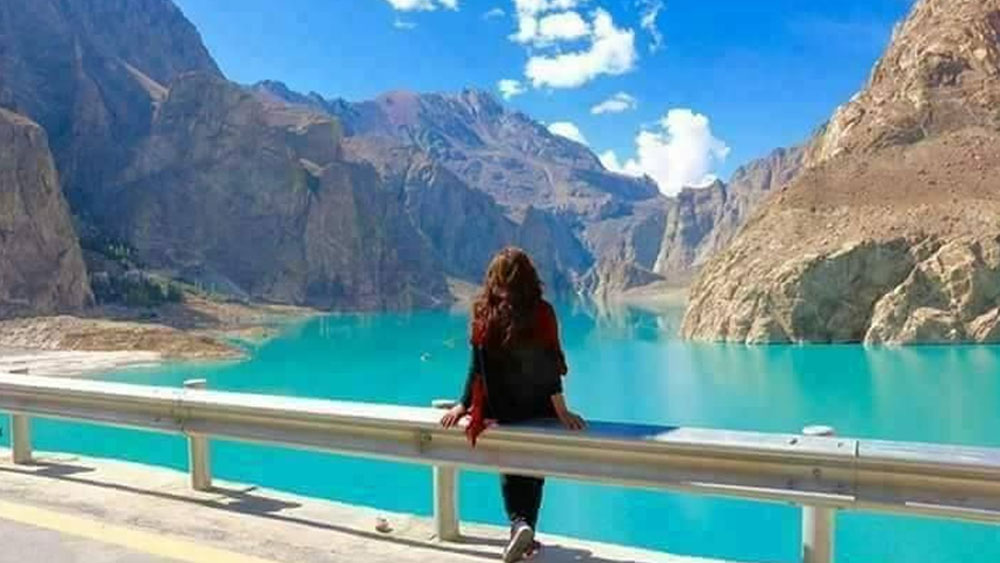 ২০১০ সালের দুর্যোগ ক্রমশ বিস্মৃত হয়ে এসেছে। হ্রদের মায়াবি রূপে হারিয়ে যাচ্ছেন পর্যটকেরা। কিন্তু পাহাড়ি সেই গ্রামগুলোর টুকরো টুকরো স্মৃতি আজও হয়তো বুকের ভিতর বয়ে চলেছে আত্তাবাদ হ্রদ। জলের নীচে খুঁজলে মিলতে পারে ভয়ঙ্কর সেই দিনের টুকরো টুকরো কিছু সাক্ষী।