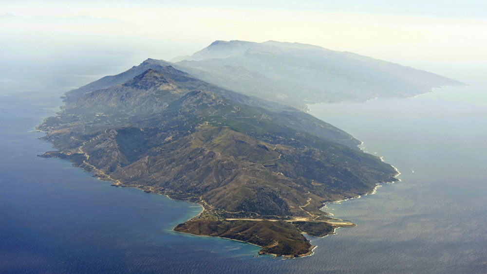 বিস্ময়ে ভরা এই দ্বীপের মানুষের গড় আয়ু ১০০ বছর। এত বছর বয়স মানেই চোখের সামনে কুঞ্চিত চামড়া, ক্ষীণ দৃষ্টি, লাঠি ধরে চেয়ারে বসে থাকার যে ছবি ফুটে ওঠে, তার সঙ্গে ইকারিয়ার বাসিন্দাদের কোনও মিল পাবেন না। ১০০ বছরেও লাঠি-নির্ভর নন এখানকার বাসিন্দারা। পাহাড়ি সিঁড়ি ভেঙে একাই উঠে যান গির্জায়।