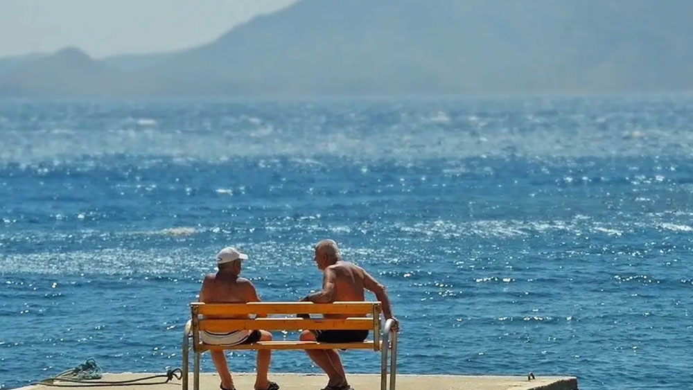 এখানকার বাসিন্দারা আজও ঘড়ির উপর নির্ভরশীল নন। ব্যবসায়ীরা নিজেদের ইচ্ছামতো দোকান খোলেন। লাঞ্চে নিমন্ত্রিত অতিথিরা দুপুর ১২টাতে আসতে পারেন, আবার সন্ধ্যা ৬টাতেও। এখানে সবাই নিজের মর্জির মালিক। আর তাতে কারও কোনও সমস্যাও নেই। ছোট্ট এই দ্বীপে সকলেই একটা পরিবারের মতো বাঁচেন। টাকা-পয়সা নিয়ে কেউই মাথা ঘামান না। আর তাই ভীষণ স্ট্রেস মুক্ত জীবন এখানে।