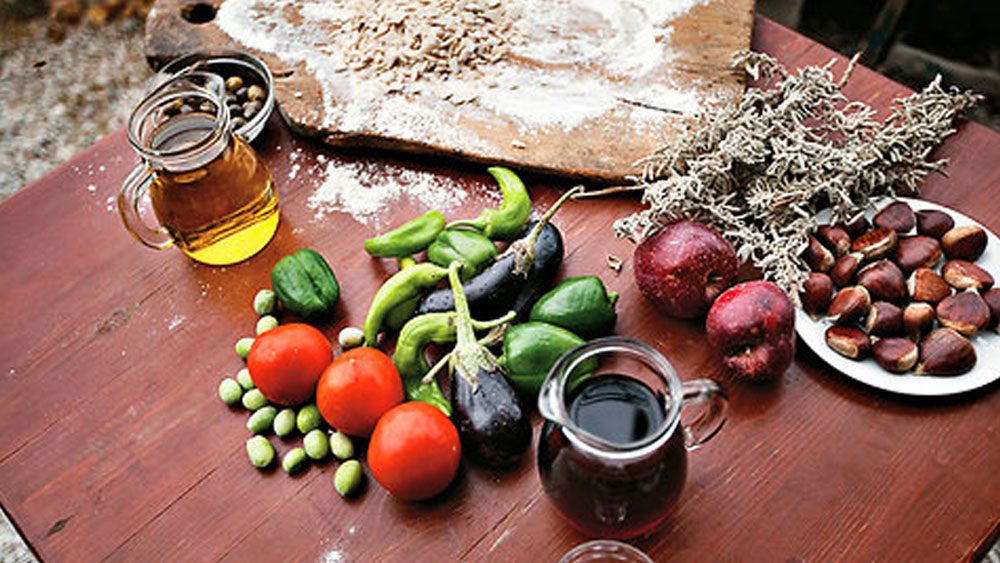 বেশি শাক-সব্জি, ফল খান তাঁরা। ফাস্ট ফুড একেবারেই চলে না এখানে। মাছ-মাংসও পরিমাণে খুব কম খান এখানকার বাসিন্দারা। মৎস্য়জীবী, চাষি, পশুপালন এগুলোই এখানকার মানুষের মূল জীবিকা। আর পাহাড়ি এলাকা হওয়ায় আলাদা করে শরীরচর্চারও প্রয়োজন হয় না। দৈনন্দিন কাজের মধ্যেই সেটা সম্পূর্ণ হয়।