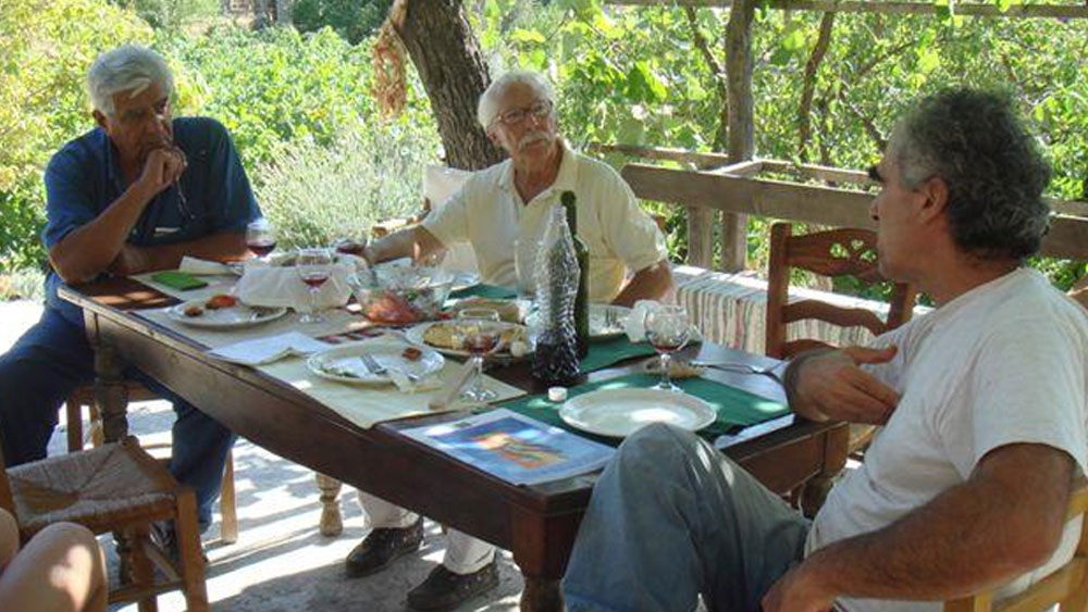 ইকারিয়ানরা স্থানীয় মদ খান। কিন্তু তা কখনও দু’গ্লাস অতিক্রম করে না। রাতে ঘুমনোর আগে তাঁরা এক ধরনের অ্যান্টি-অক্সিড্যান্ট হার্বাল চা খান। কোনও স্ট্রেস না থাকার কারণে তাঁদের ঘুমও পর্যাপ্ত হয়, যা শরীর সুস্থ রাখার অন্যতম উপায়।