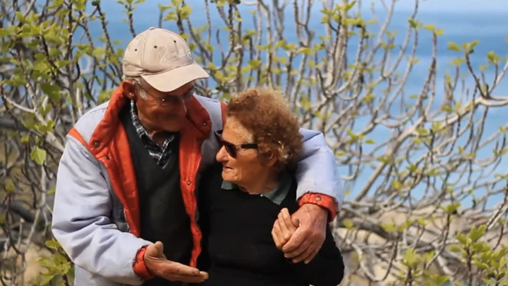 ভাবতে অবাক লাগলেও বয়স তাঁদের যৌবনেও ছাপ ফেলতে পারে না। তাই ৮০ শতাংশ ইকারিয়ান ৬৫ থেকে ১০০ বছরেও সম্পূর্ণ সুস্থ এবং স্বাভাবিক যৌন জীবন পর্যন্ত উপভোগ করেন। ইউনিভার্সিটি অব আথেন্স-র এক গবেষণায় উঠে এসেছে এই তথ্য।