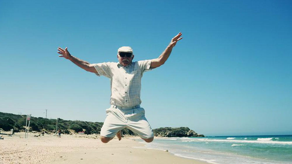 ২০০০ সালে ন্যাশনাল জিয়োগ্রাফিক এক্সপ্লোরার এবং লেখক ড্যান বুয়েটনার এই দ্বীপের জীবনযাপন নিয়ে একটি বই লিখেছিলেন, যার নাম ‘দ্য ব্লু জোনস সলিউশন’। মূলত ইকারিয়াদের দীর্ঘায়ু হওয়ার ‘রহস্য’ লেখা রয়েছে ওই বইয়ে।