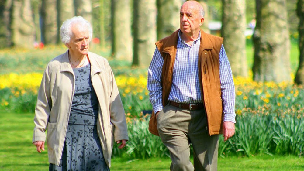 বিশ্বের সবচেয়ে বেশি শতায়ুর সংখ্যা এই দ্বীপে কেন? কেন এখানে মানুষ কম অসুখে ভোগেন? বিশ্বে ভয়ানক হারে বাড়তে থাকা ক্যানসার এবং হৃদরোগ এখানকার বাসিন্দাদের মধ্যে দেখাই যায় না, সেটা কী ভাবে সম্ভব? প্রচুর গবেষণাও হয়েছে এ নিয়ে।