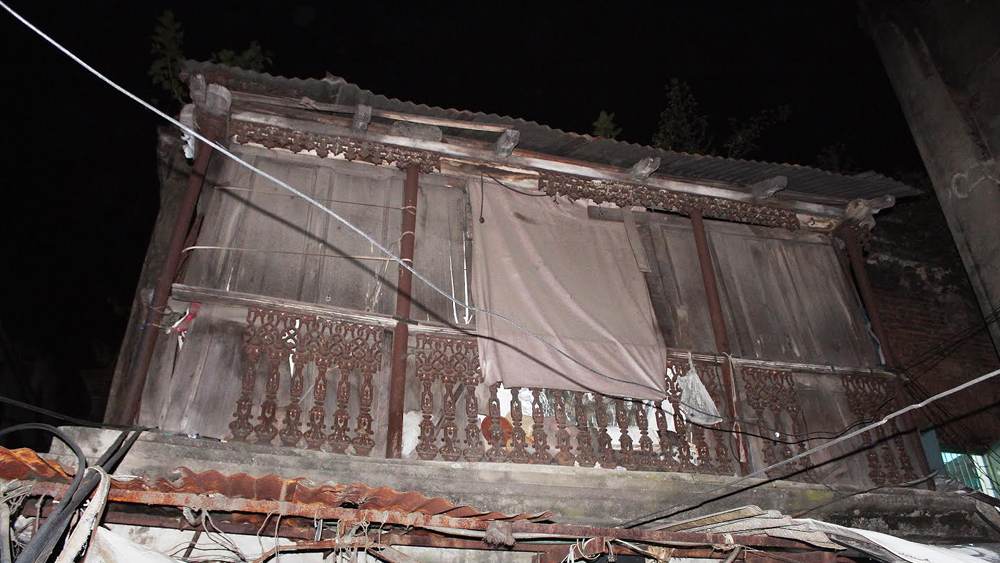 শহরের প্রাণকেন্দ্র মধ্য কলকাতার চাঁদনি চকের এক প্রান্তে রয়েছে এই গলি। সাবির রেস্তোরাঁর উল্টোদিকের এই গলি গিয়ে পড়েছে টেম্পল স্ট্রিটে। ছোট্ট অপরিসর রাস্তায় দাঁড়িয়ে রয়েছে একাধিক পুরনো বাড়ি। সেগুলির বেশির ভাগই ভগ্নদশা।