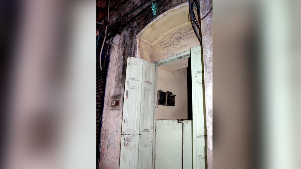 দিনের বেলা এই গলি গমগম করে অফিসপাড়ার ব্যস্ততায়। পাশাপাশি, চাঁদনির বিখ্যাত বৈদ্যুতিন সামগ্রীর পসরাও ছড়িয়ে ছিটিয়ে আছে গলির ইতিউতি। কিন্তু সন্ধ্যা নামলেই গুমঘর লেনকে গ্রাস করে নিস্তব্ধতা।