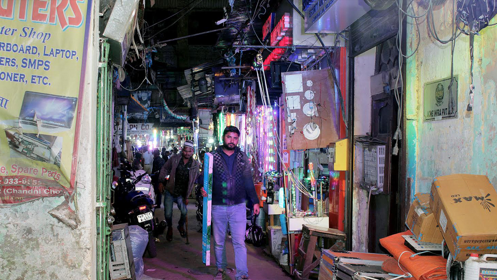 কিন্তু সেই ঠিকানায় বেশিদিন থাকেনি হাসপাতাল। খোলামেলা বাড়িতে হাসপাতালটিকে স্থানান্তরিত করার উদ্দেশ্যে ঠিকানা বদল হয়। ১৭৯৬ খ্রিস্টাব্দে এটি উঠে আসে ধর্মতলায়। যে বাড়িতে নেটিভ হাসপাতাল ছিল, তার উত্তর দিকে ছিল গুমঘর লেন।