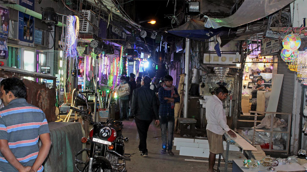 স্থানীয় বাসিন্দারা রাস্তাটিকে ‘বকরি লেন’ বলেও জানেন। কয়েক বছর আগে সেখানে বেশ কিছু পরিবার ছাগল পালন করত। কিন্তু পরে সে ব্যবসাও উঠে যায়।