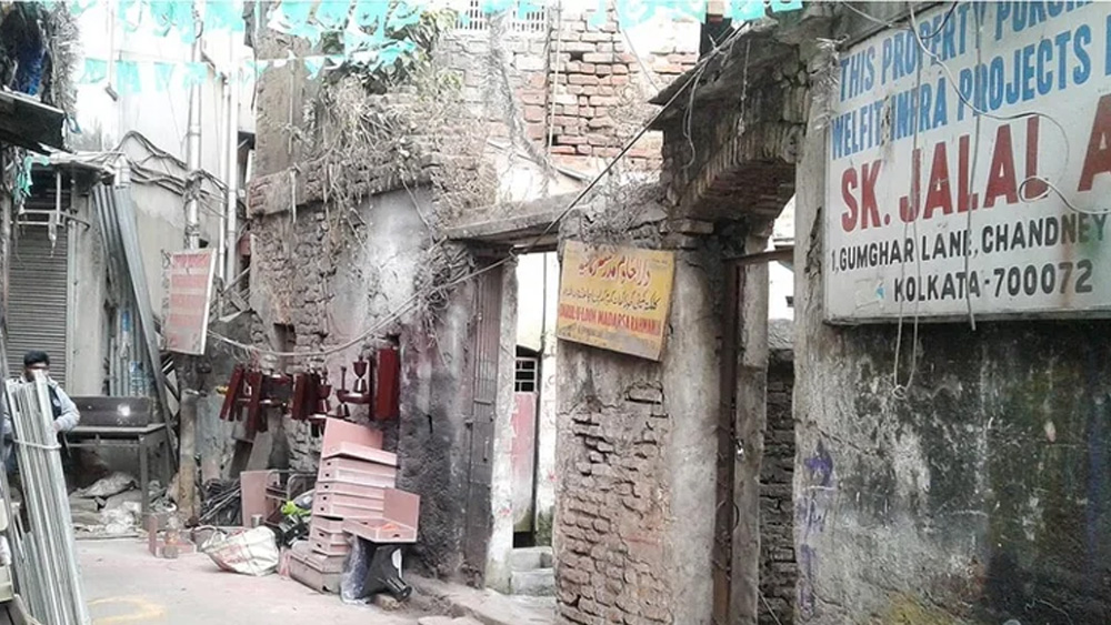 মাত্র ৩০০ মিটার লম্বা এই ঘিঞ্জি গলি আজ শুধুই মধ্য কলকাতার একটি অংশ। একুশ শতকের দিনভর ব্যস্ততার মাঝে গুম হয়ে গিয়েছে দু’শো বছরেরও প্রাচীন রোগীদের যন্ত্রণা আর বাঁচার আর্তি।   
(ঋণস্বীকার: ১.এ হিস্ট্রি অব ক্যালকাটাজ স্ট্রিটস: পি থঙ্কপ্পন নায়ার, ২. টেন ওয়াকস ইন ক্যালকাটা: প্রসেনজিৎ দাশগুপ্ত, ৩. এ জে ওয়াকার্স গাইড টু ক্যালকাটা: সৌমিত্র দাস)
(ছবি: গোপী দে সরকার, আর্কাইভ, শাটারস্টক এবং সোশ্যাল মিডিয়া)