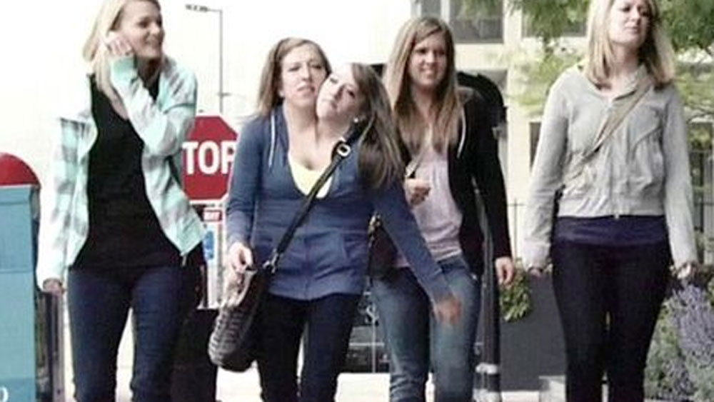 দুই বোন অ্যাবিগেইল লরেন হেনসেল এবং ব্রিটনি লি হেনসেলের বয়স এখন ২৯ বছর। সমাজের সঙ্গে সংগ্রাম করে, নিজেদের সঙ্গে সংগ্রাম করে জীবনে প্রতিষ্ঠিত হয়েছেন তাঁরা।