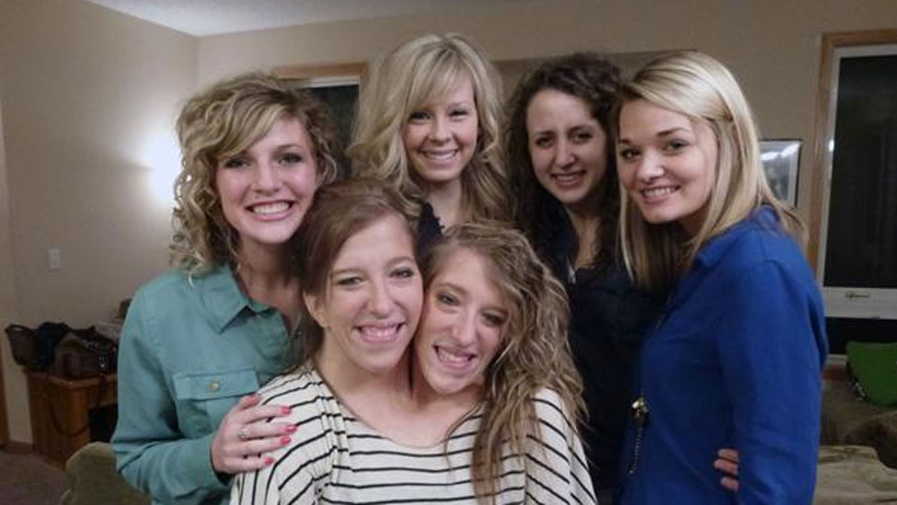 বিশ্ববিদ্যালয়ে স্নাতক ডিগ্রি রয়েছে দু’জনের। অ্যাবি অঙ্ক এবং ব্রিটনি ইংরাজিতে স্নাতক। শুধু তাই নয়, দু’জনেরই আলাদা ড্রাইভিং লাইসেন্স রয়েছে। এই মুহূর্তে দু’জনেই স্কুলের শিক্ষক।