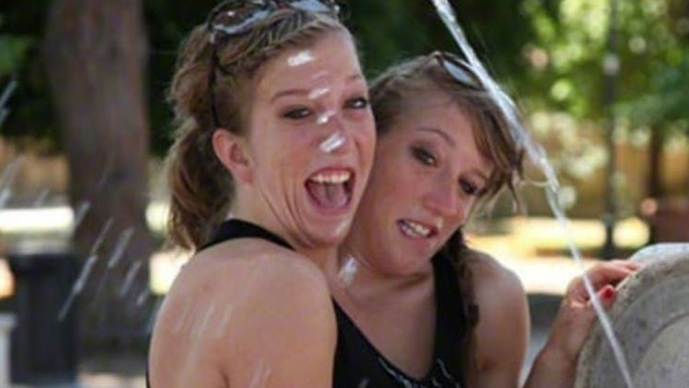 বাকি সমস্ত কিছুই এক। যেমন অন্ত্র একটাই, একটাই লিভার, দুটো কিডনি-ডিম্বাশয়। আর তিনটে ফুসফুস রয়েছে তাঁদের। ফলে বেশিরভাগ জৈবিক ক্রিয়াগুলো তাঁদের একই সঙ্গে ঘটে।