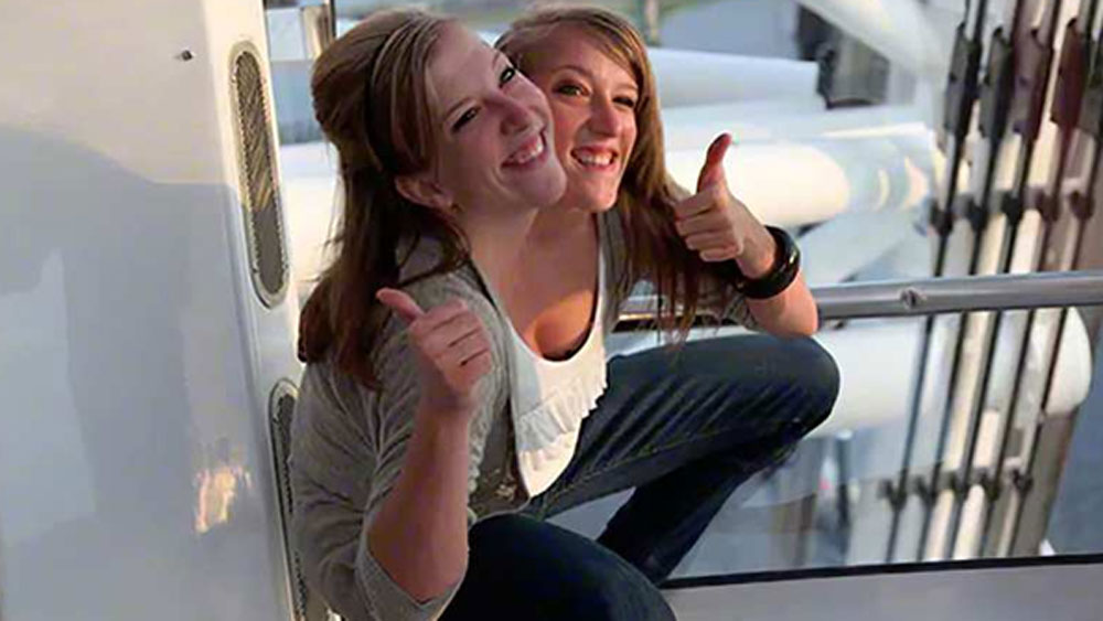 কিন্তু একটাই শরীর নিয়ে কী ভাবে তাঁরা দুটো আলাদা মানুষের পরিচয় বহন করলেন? দুটো আলাদা ব্রেন কী ভাবে দুটো হাত এবং পা-কে আলাদা আলাদা সিগন্যাল পাঠায়? আর কী ভাবেই বা সেই আলাদা সিগন্যালে সাড়া দেয় এই দুই হাত-পা, তা আজও গবেষকদের কাছে বিস্ময়ের।