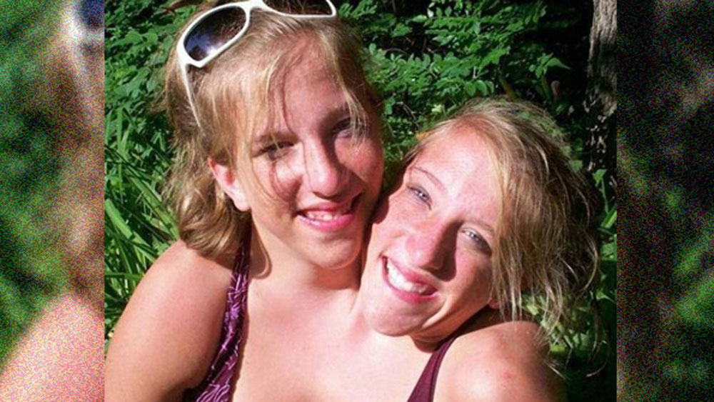 জোড়া বোন হওয়ার অসুবিধা তো অনেক রয়েছে, তবে সে সবের মধ্যে তাঁদের একটাই আফসোস। যে স্কুলে তাঁরা পড়ান, সেখানে তাঁদের একজন হিসাবেই গণ্য করা হয়। তাই মাইনেও একজনেরই দেওয়া হয়। অথচ পড়ুয়াদের জন্য দ্বিগুণ পরিশ্রম করেন তাঁরা।