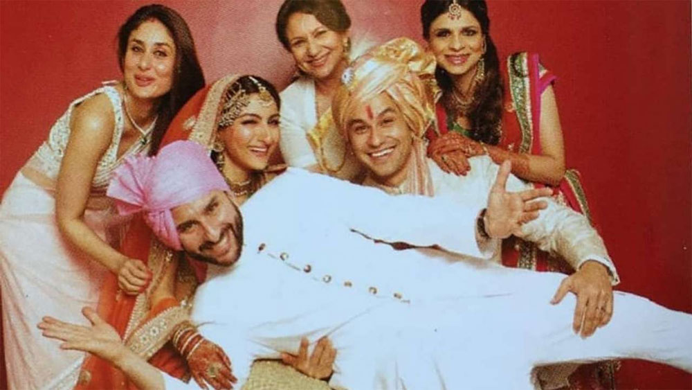 সাবার সঙ্গে করিনা কপূরের সম্পর্ক বন্ধুর মতোই। শোনা যায়, জন্মদিনে করিনাকে অলঙ্কার উপহার দিয়েছিলেন তাঁর তখনকার বয়ফ্রেন্ড সইফ। সেই জুয়েলারি ডিজাইন করেছিলেন সাবা। সাবার ডিজাইনে এতটাই মুগ্ধ হয়েছিলেন করিনা, তার পর থেকেই নাকি তাঁদের মধ্যে বন্ধুত্ব গাঢ় হয়।