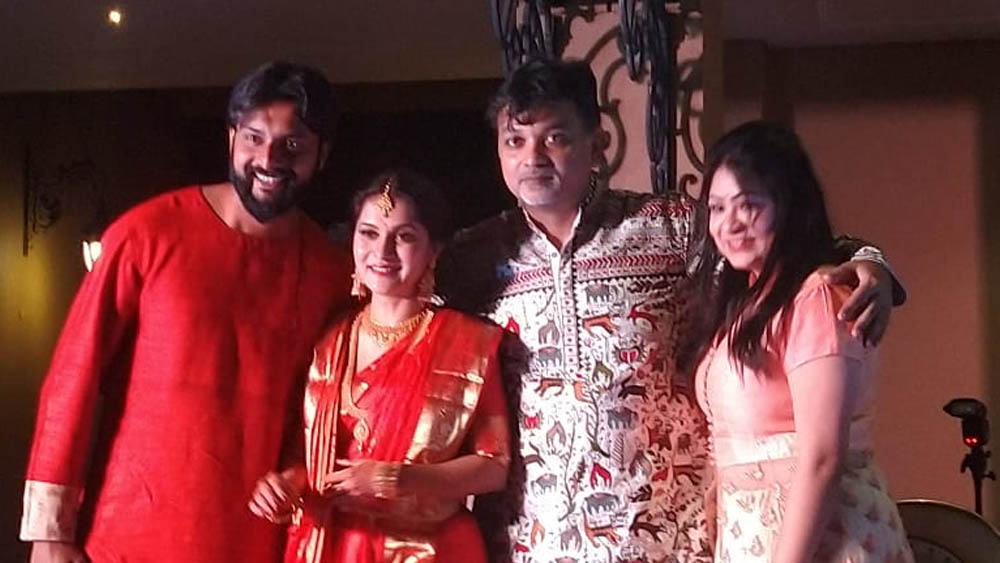 রাত বাড়ার সঙ্গে সঙ্গেই ভিড় বাড়তে লাগল টলি পাড়ার চেনা মুখেদের। এমন সময়েই গার্লফ্রেন্ড নিয়ে হাজির হলেন অভিনেতা ইন্দ্রাশিস রায়। এ দিকে তখন ‘বউভাত বাড়িতে’ ফিসফাস বাড়ছে ক্রমশ। অনেকেই চেনেন ইন্দ্রাশিসের ভালবাসার মানুষটিকে। যারা চেনেন না, তাঁদের কৌতুহলী চোখ তখন খুঁজে চলেছে নতুন গসিপ।