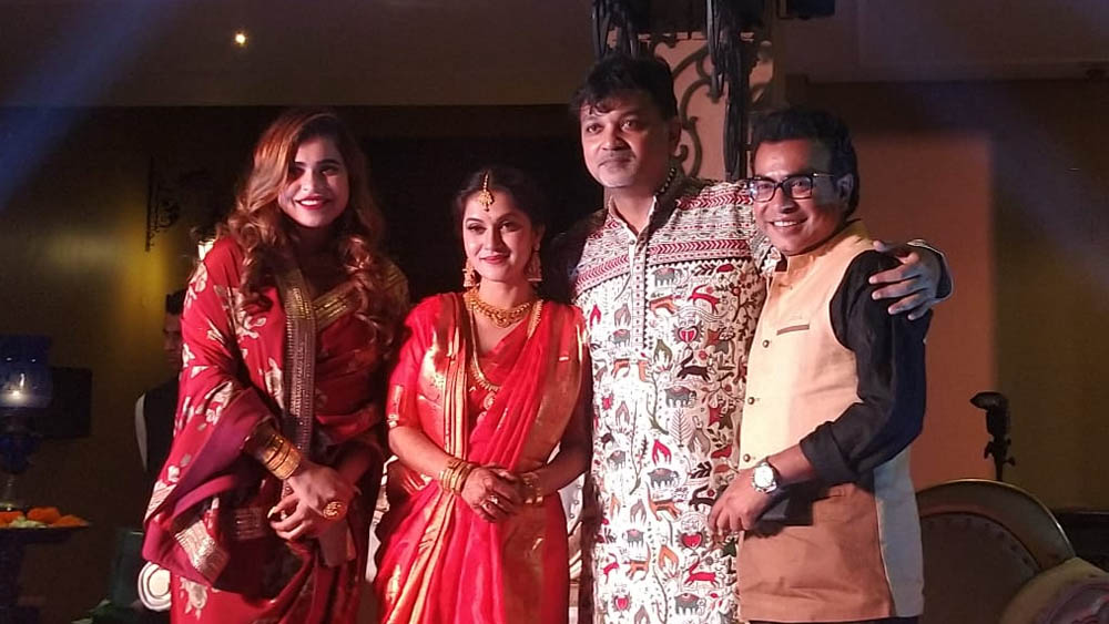 রুদ্রনীল ঘোষের জীবনেও কি বসন্ত এসে গিয়েছে? শোনা গিয়েছিল, খুব শীঘ্রই বিয়ে করতে চলেছেন তাঁরা। সৃজিত-মিথিলার রিসেপশনে তিনিও ফ্রেমবন্দী হলেন তাঁর 'বিশেষ মানুষ'-এর সঙ্গে।