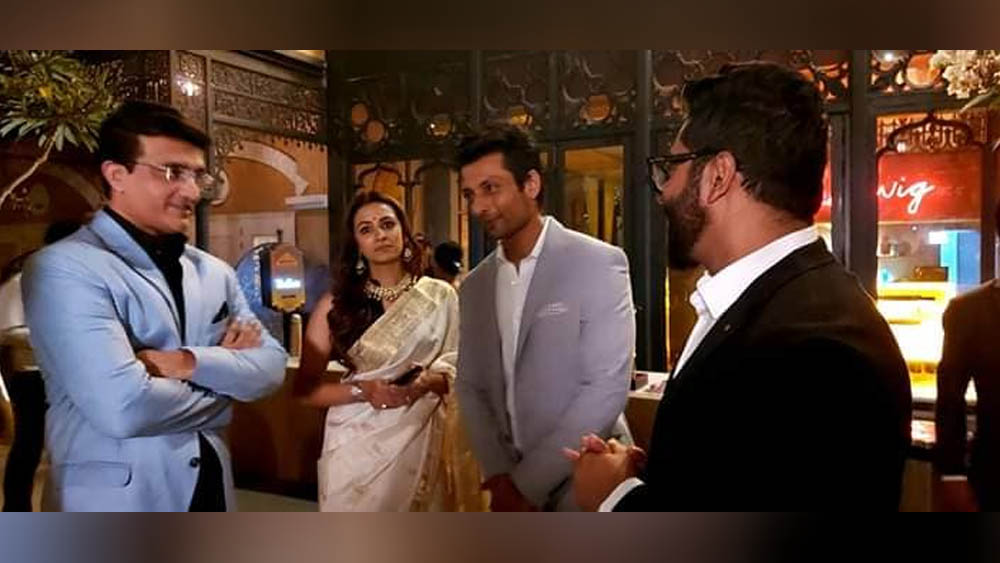 সেনসেশনাল কাপল ইন্দ্রনীল-বরখাও গল্পে মজলেন সৌরভ গঙ্গোপাধ্যায় এবং রাজ চক্রবর্তীর সঙ্গে। নির্ভেজাল নিখাদ সে  আড্ডা। শুভশ্রীকে দেখা যায়নি। শুটিংয়ের জন্য তিনি বাইরে। অগত্যা বউকে ছাড়াই রাজ গল্পে মজলেন বরখা-ইন্দ্রনীলের সঙ্গে।