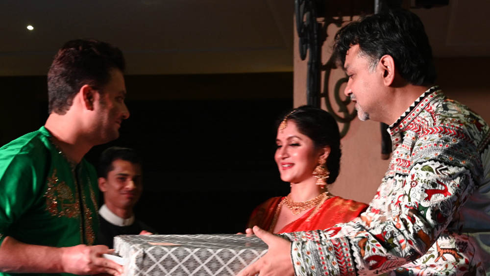 দাঁড়ান। এখানেই শেষ নয়। ‘রেলগাড়ির কামরায়’ নয়। রাহুল-প্রিয়ঙ্কার ‘হঠাৎ দেখা’ হল সৃজিতের বউভাতেই।তথাগত-র সঙ্গে অনুষ্ঠানে এলেন প্রিয়ঙ্কা। এ দিকে রাহুলকে দেখা গেল সন্দীপ্তার সঙ্গে। খাতায় কলমে যদিও তাঁরা ‘গুড ফ্রেন্ড’। তবু গসিপ তো আর থেমে থাকে না!