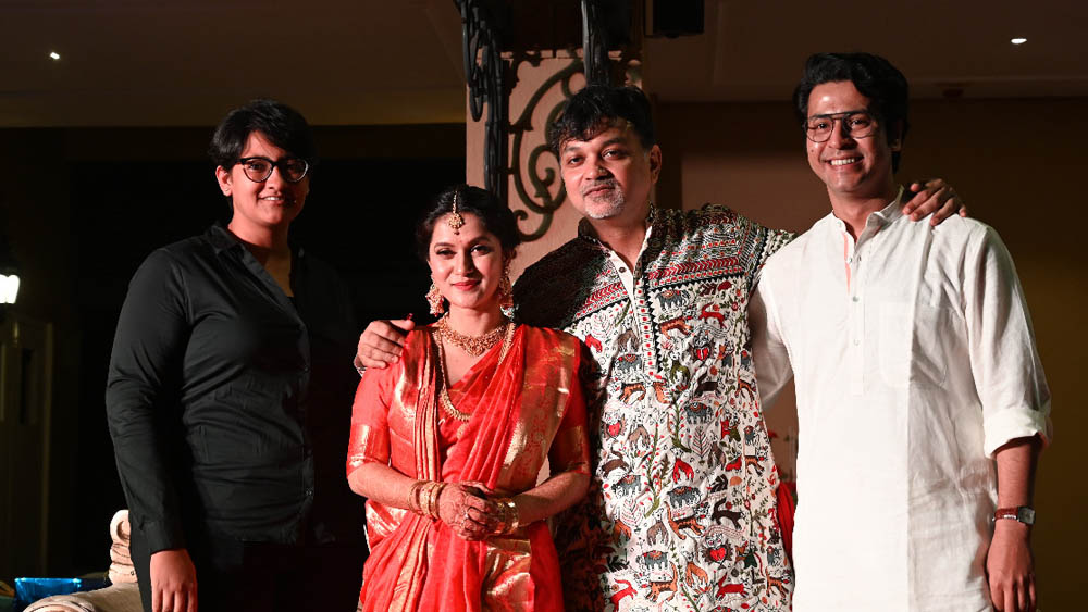 জেন ওয়াইয়ের ক্রাশ অনির্বাণ মঞ্চে উঠলেন সাদা পাঞ্জাবিতে। সৃজিতের ‘খোকা’ তখন রীতিমতো ‘হ্যান্ডসাম হাঙ্ক’। মহিলা ভক্তরা শুনলে কষ্ট পেতে পারেন, তবে রিসেপশনে কিন্তু একা এলেন না অনির্বাণ। সঙ্গে দেখা গেল তাঁর দীর্ঘদিনের বন্ধু মধুরিমা গোস্বামীকেও। সৃজিত-মিথিলার দু’পাশে তখন জ্বলজ্বল করছেন মধুরিমা-অনির্বাণ।