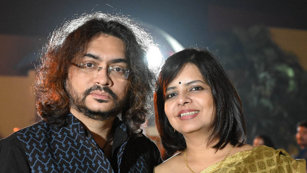 রূপম-রূপসার রসায়ন সকলেরই জানা। বিয়ের এত বছর পরেও রোম্যান্স অটুট। কনট্রাস্ট করা পোশাকে নজর কাড়ছিলেন তাঁরাও।