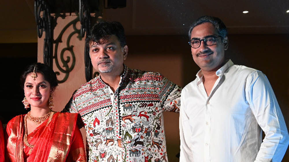 কিছু দিন আগেই বৈবাহিক জীবনের পঁচিশটি বসন্ত পার করেছেন কৌশিক সেন এবং রেশমী সেন। কিন্তু শুটিংয়ের চাপে আসতে পারেননি রেশমী। অগত্যা একাই এলেন তিনি।