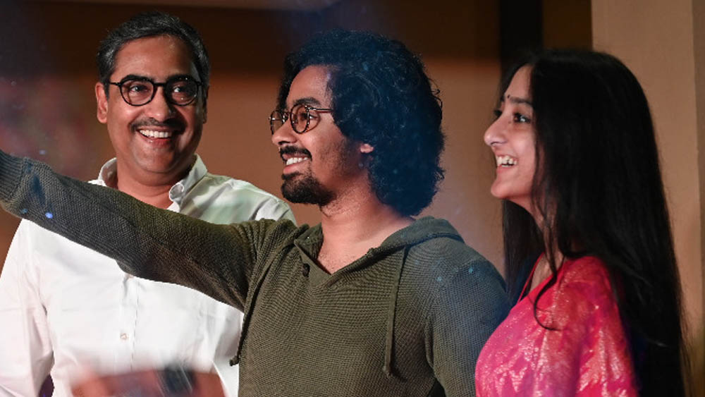 না ঠিক 'একা' বলা চলে না। সঙ্গে ছিলেন ছেলে ঋদ্ধি সেন এবং গায়িকা-নায়িকা, একই সঙ্গে ঋদ্ধির গার্লফ্রেন্ড সুরঙ্গনাও।