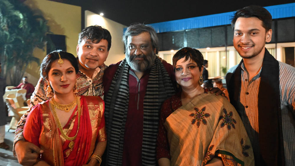 একটু দেরিতে স্ত্রী চূর্ণী গঙ্গোপাধ্যায়কে নিয়ে হাজির হলেন পরিচালক কৌশিক গঙ্গোপাধ্যায়। সঙ্গে ছিলেন কৌশিক-চূর্ণীর ‘লক্ষ্মী ছেলে’ উজানও।