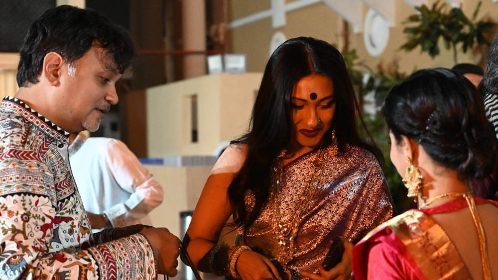 রাত দশটার পর হাজির হয়েছিলেন ঋতুপর্ণা সেনগুপ্ত। প্রায় কাছাকাছি সময়ে পৌঁছেছিলেন অভিনেতা প্রসেনজিৎ চট্টোপাধ্যায়ও। বেশিক্ষণ ছিলেন না তিনি। বর-কনের সঙ্গে দেখা করেই বেরিয়ে গিয়েছিলেন তাড়াতাড়ি।