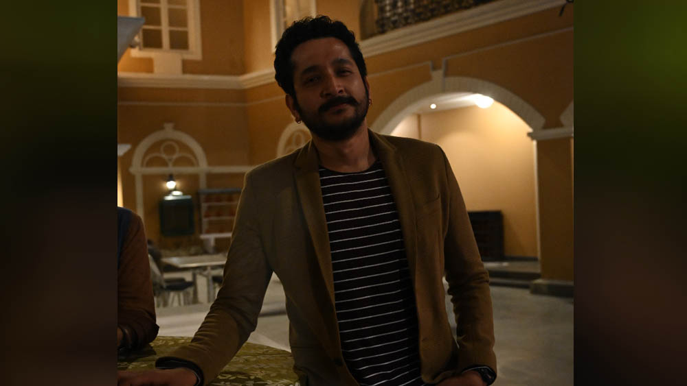 ইকা যাননি। পরমব্রত চট্টোপাধ্যায়কে দেখা গেল একাই। ফরমাল পোশাকে লাইমলাইট কেড়ে নিচ্ছিলেন তিনি।