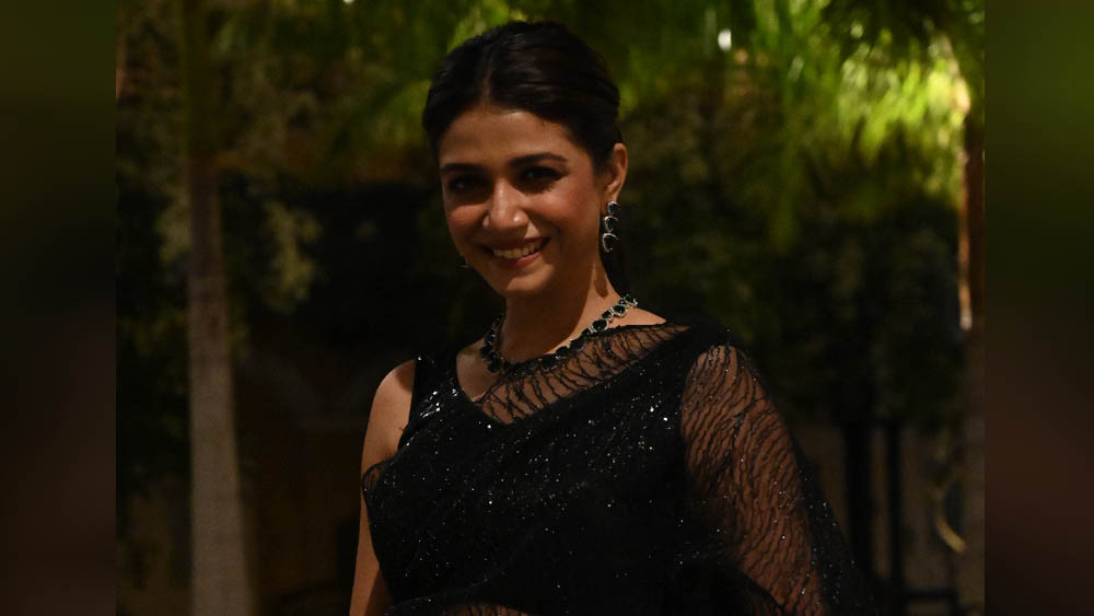 ছোট পর্দা থেকে বড় পর্দা— ক্রিকেট থেকে সেলুলয়েড... রিসেপশনে রাতের সব তারা নেমে এসেছিল সৃজিত-মিথিলার বৌভাতে। সৌরসেনী, তুহিনা-- কে হাজির ছিলেন না সেখানে?গ্ল্যামারে চোখ ঝলসে যায়।