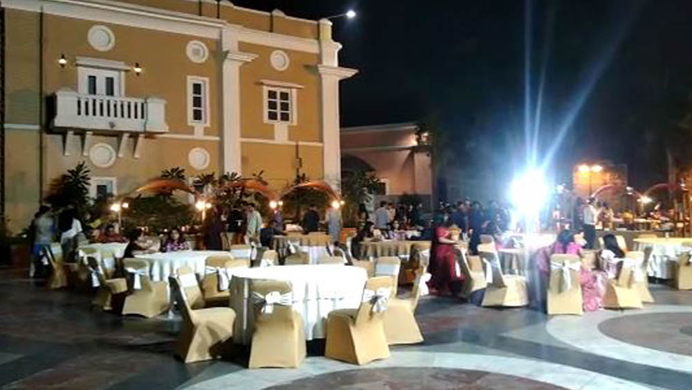 খাওয়া দাওয়ারও কী বিরাট আয়োজন। সেলেবরা ভুলেছিলেন ডায়েট। প্লেট তখন ভরে উঠেছে রকমারি খাবারে। ঠাকুরবাড়ির কষা মাংস, পোলাও, চিংড়ির মালাইকারি! লোভনীয়, সুস্বাদু এবং জিভে জল আনা।