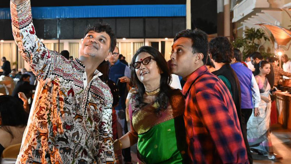 সৃজিত যেন এক্কেবারে ঘরের ছেলে তখন। সবাইকে আপ্যায়ন করছেন। খাবার ঠিক লাগল কী না, জিজ্ঞাসা করে নিচ্ছেন। মিথিলাও হাসিমুখে করে চলেছেন সামাজিক সৌজন্য বিনিময়। শরীরে ক্লান্তির লেশ মাত নেই।