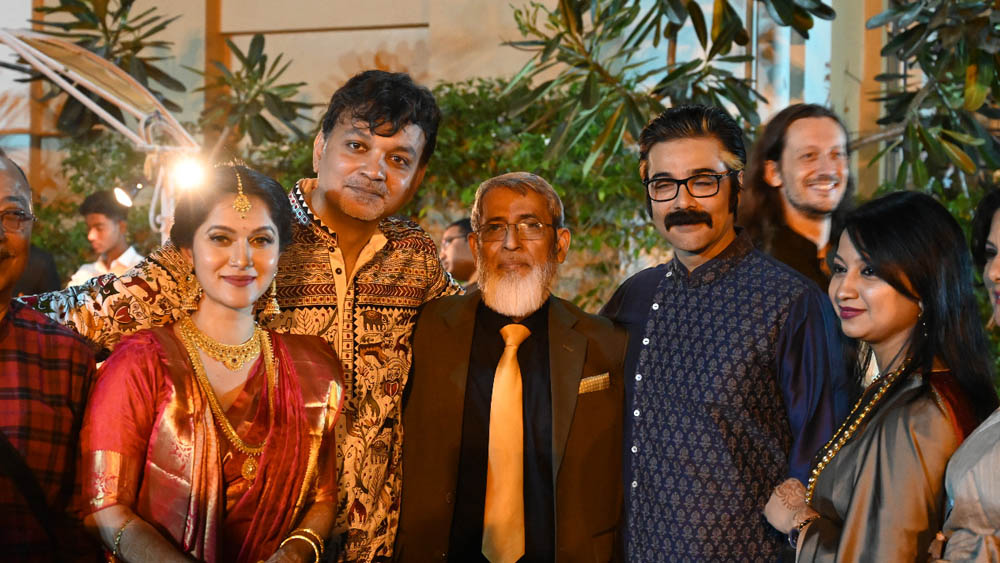 মিথিলার বাপের বাড়ির দিক থেকেও উপস্থিত ছিলেন অনেকেই। হাসি, মশকরাতে ভরে  উঠতে লাগল রাজকুটিরের প্রতিটি কোণ।