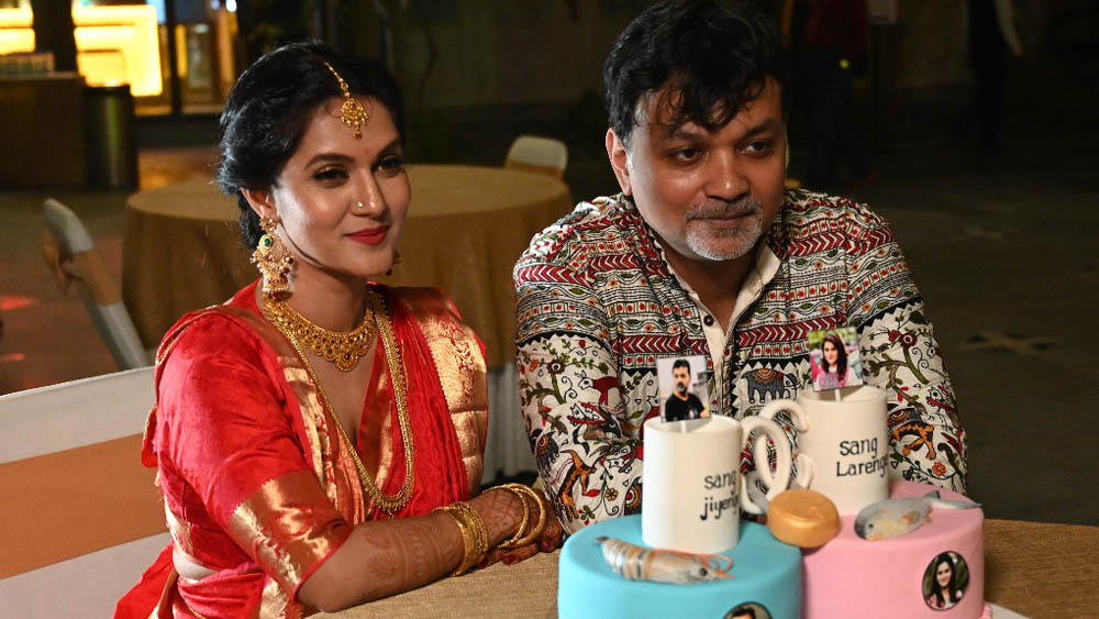 রবিবারই পরের ছবির শুটিংয়ের জন্য দক্ষিণ আফ্রিকা উড়ে যাচ্ছেন পরিচালক। এরই মাঝে স্বল্প অবকাশ। কলকাতা সাক্ষী থাকল এক এলাহি বউভাতের। সৌজন্যে রাফিয়াত রশিদ মিথিলা এবং সৃজিত মুখোপাধ্যায়। 

ছবি: নিজস্ব চিত্র।