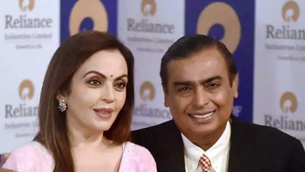 এই ১০০ কোটিপতির তালিকায় আবার ভারতে শীর্ষস্থানে আছেন মুকেশ অম্বানী। তাঁর সম্পত্তির পরিমাণ ছ’হাজার ৭০০ কোটি ডলার।