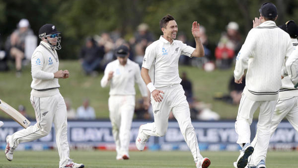 ওয়েলিংটনে প্রথম টেস্ট ১০ উইকেটে জিতেছিল নিউজিল্যান্ড। একইসঙ্গে, দুই টেস্টের সিরিজে ১-০ এগিয়ে গিয়েছিল তারা। তাই ক্রাইস্টচার্চে জিততেই হবে ভারতকে। না হলে সিরিজ হারতে হবে। শুধু হারই নয়, রয়েছে হোয়াইটওয়াশের হাতছানিও। এর আগে ওয়ানডে সিরিজেও ০-৩ হোয়াইটওয়াশ হয়েছে ভারত।