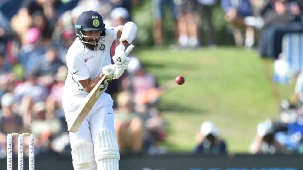 শনিবার টস হেরে ব্যাট করতে নেমে ভারতের প্রথম ইনিংস শেষ হয়েছিল ২৪২ রানে। পৃথ্বী শ, চেতেশ্বর পূজারা, হনুমা বিহারী হাফ-সেঞ্চুরি করলেও কেউই বড় রান পাননি। এমনকি, কেউ ষাট রানেও পৌঁছতে পারেননি। প্রথম দিনের শেষে বিনা উইকেটে ৬৩ তুলেছিল নিউজিল্যান্ড। শনিবার শেষ সেশনে ২৩ ওভার বল করেও উইকেট পাননি বোলাররা।