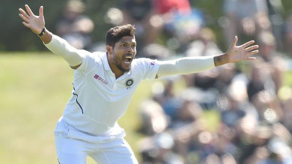 রবিবার সকালে ভারতীয় বোলাররা উজাড় করে দিলেন। প্রথম দুই ঘণ্টায় এল পাঁচ উইকেট। পর পর আউট হয়েছিলেন টম ব্লান্ডেল (৩০), অধিনায়ক কেন উইলিয়ামসন (৩), রস টেলর (১৫), টম লাথাম (৫২), হেনরি নিকলস (১৪)। কিউয়িরা যোগ করেছিল মাত্র ৭৯ রান। লাঞ্চের সময় পাঁচ উইকেটে ১৪২ তুলেছিল তারা।